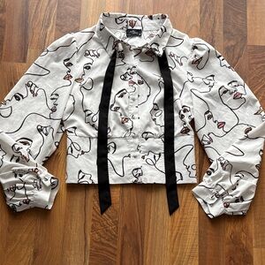 Milk & Honey Woman’s Size M Abstract Face Print Blouse with Black Accents